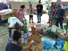 Im Ortsteil San Andres werden Tüten mit Lebensmittel vorbereitet