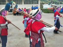Die Kinder führen einen typischen andinen Tanz auf