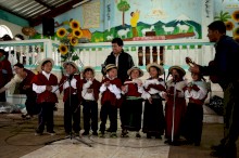 The children of the school of Esperanza cheered the event with a song