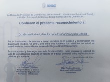 Il riconoscimento consegnato ad Ayuda Directa dalla direzione dell'IESS di Riobamba