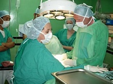 Desde la izquierda: Gladys, Verena y Martin, en la sala de operaciones