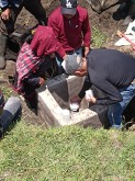 Stefano instruye a la comunidad local sobre cómo utilizar el sistema de cloración