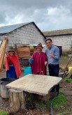 Segundo Pilamunga, coordinador de la obra, con algunos moradores de Lupaxi